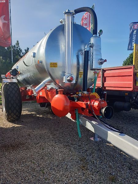 novi Pomot Single-axial tanker truck/ Beczkowóz wóz asenizacyjny 8000 l rasipač umjetnog gnojiva